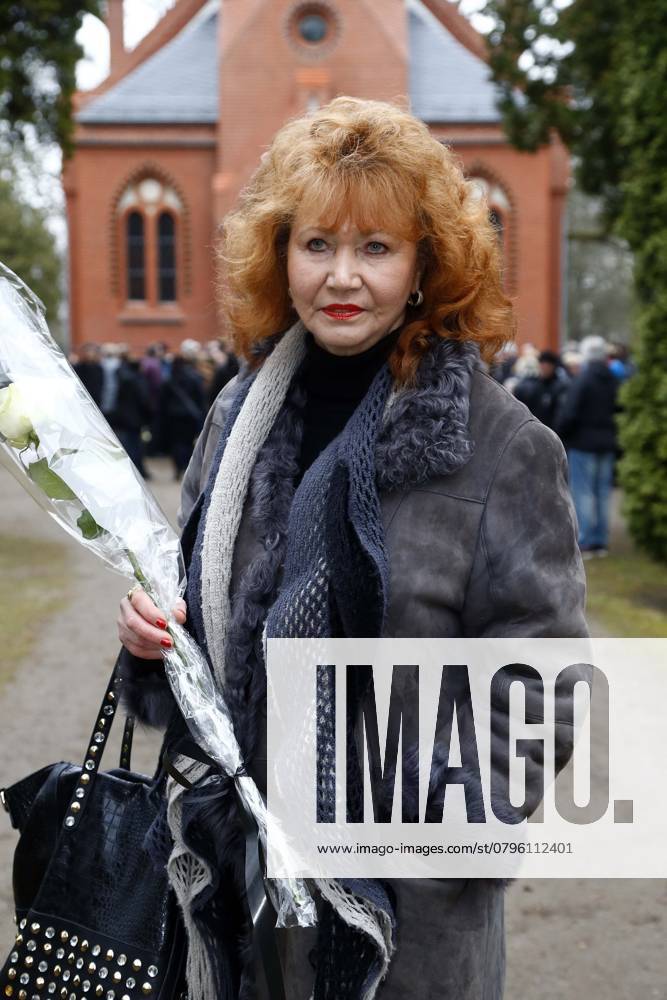 Ekki Goepelt, Funeral service and Burial of Schlagersaenger and Radio host at the Resurrection cemetery in Berlin, with Regina Thoss, Berlin Germany, Germany