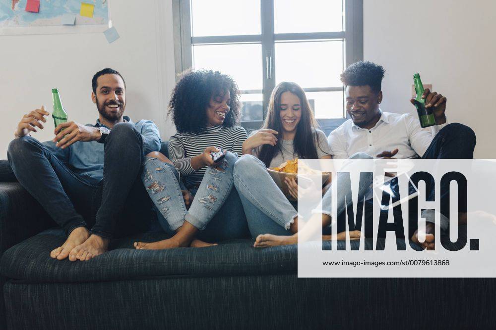 IMAGO Creative, Lifestyle, Leben in einer Wohngemeinschaft, WG Happy friends sitting on the sofa model released Symbolfoto GIOF02786