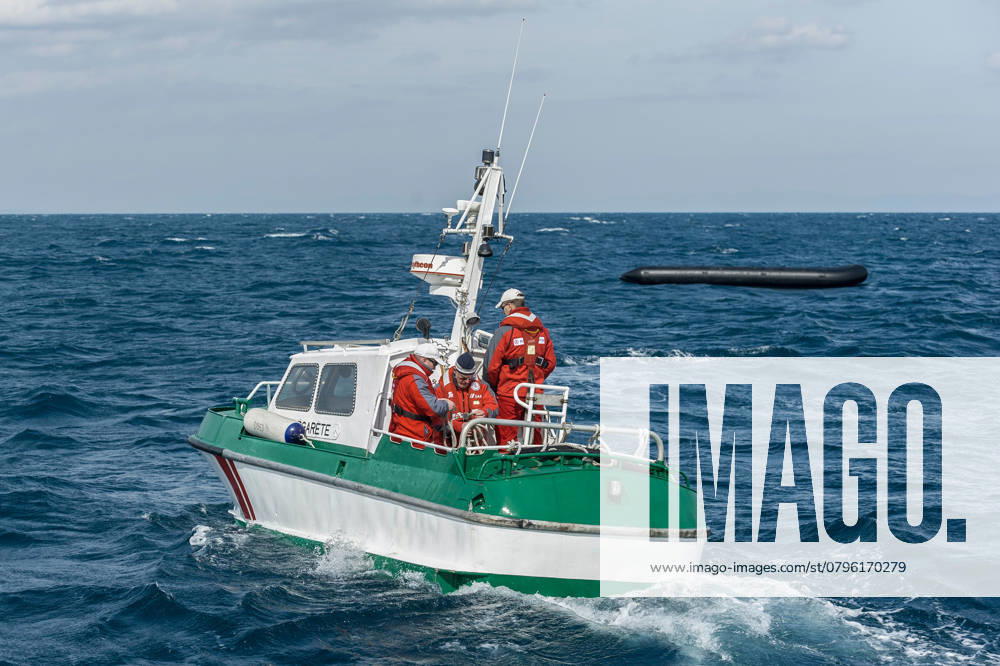 The Daughter ship of Sea rescue cruisers Minden Margaret runs on 06 03 2016 at aegaeischen Sea before Mytilini, Greece to a Empty Dinghy the DGzRS involved itself to a coordinated Action at the Roof the International Maritime Rescue Federation IMRF with the Objective the Greek Rettungsstrukturen before Place medium-term and sustainable to strengthen