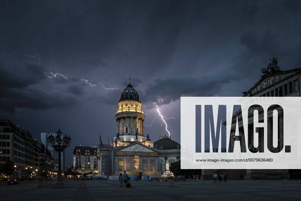 Blitze zeichnen sich waehrend eines Unwetters ueber dem Berliner Konzerthaus und dem Deutschen Dom auf dem Gendarmenmarkt ab. Berlin, 27.07.2017. Berlin Deutschland