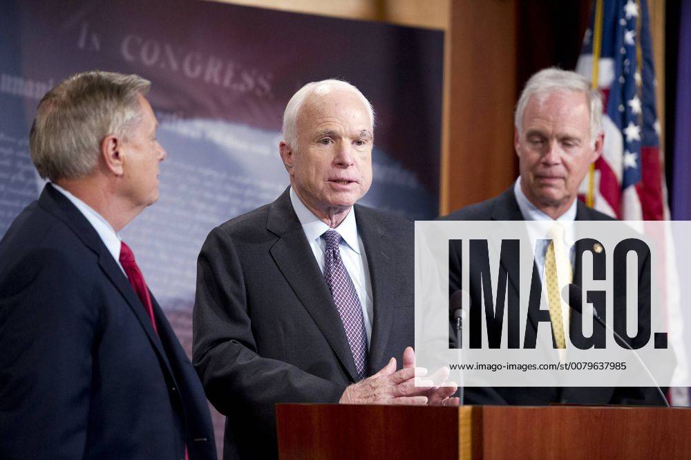 Themen der Woche July 27, 2017 - Washington, District of Columbia, United States of America - United States Senator John McCain (Republican of Arizona), center, one of several key Republican Senators, makes a statement as he announces he will not support the skinny repeal of the Affordable Care Act (ACA) unless he has assurances from US House leaders that the bill will never become law. Instead they demand negotiations or they will kill the bill, in the US Capitol in Washington, DC on Thursday, July 27, 2017. From left to right: US Senator Lindsey Graham (Republican of South Carolina), Senator McCain, and US Senator Ron Johnson (Republican of Wisconsin)..Credit: CNP Washington United States of America - ZUMAs152 20170727_zaa_s152_039