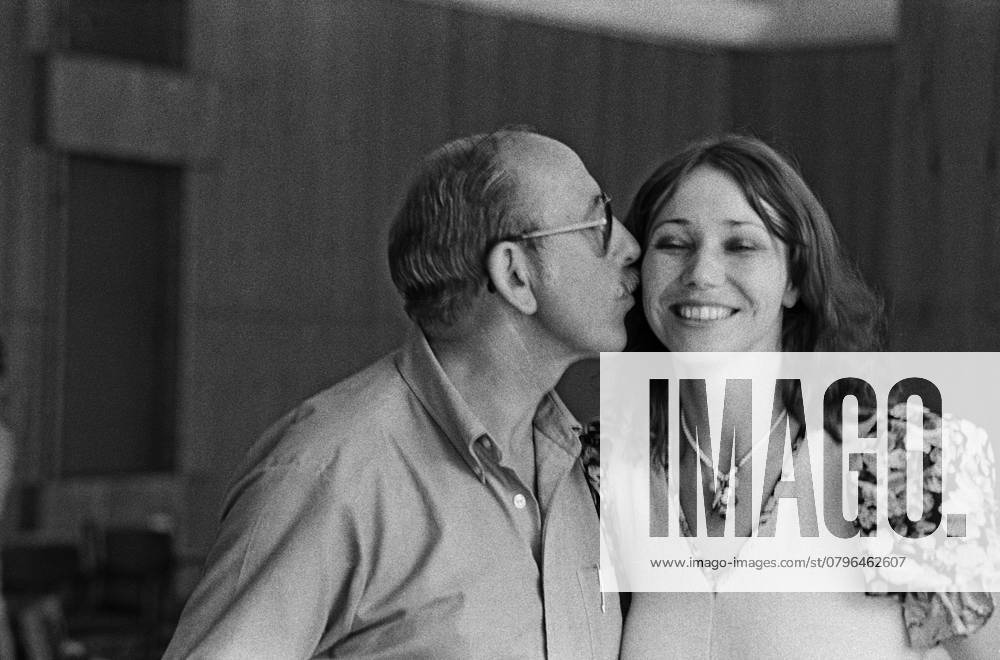 Music industry Meet in East Berlin the Dutch Composer Harry de Groot Arm in Arm with the Germans Pop singer, Chanson singer and Radio presenter Regina Thoss at a Meeting the Music industry in East Berlin, GDR at 1973 East Berlin Germany GDR