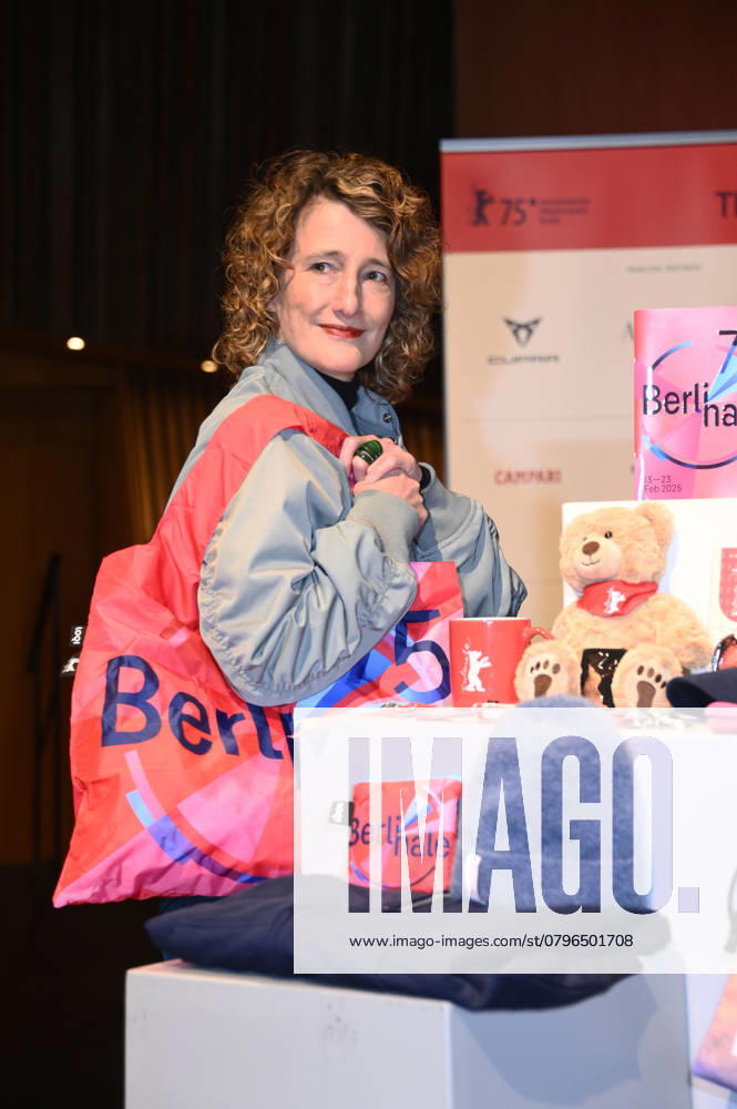 Tricia Tuttle presenting the merchandise before the program press conference of the Berlinale 2025 75 Berlin International Film Festival at the Haus der Kulturen der Welt Berlin, 21 01 2025 Foto:xN.xKubelkax xFuturexImagex berlinale_pk_5135