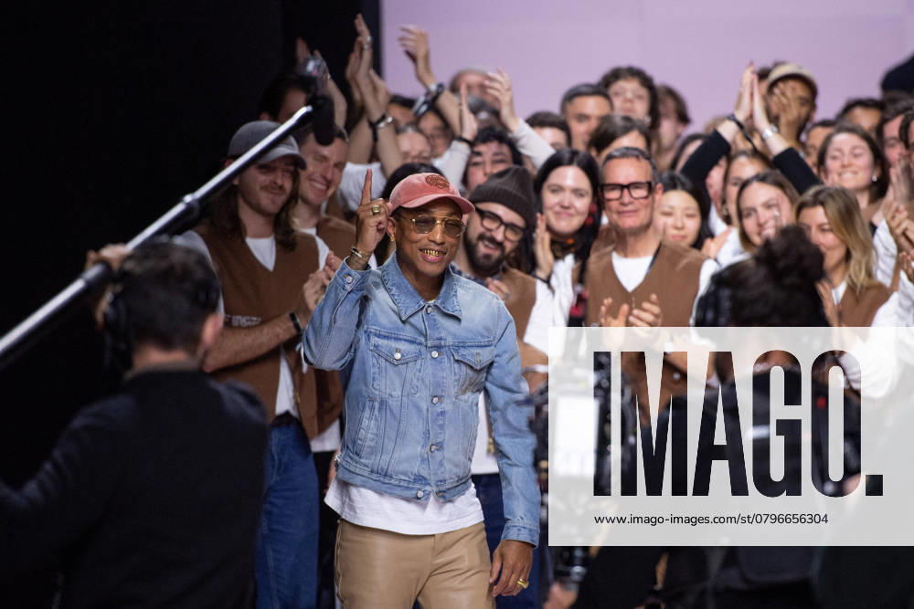 PFW Louis Vuitton Runway Designer Pharrell Williams makes an appearance on the runway during the Louis Vuitton Menswear Fall-Winter 2025 2026 show as part of Paris Fashion Week in Paris, France on January 21, 2025. Photo by Aurore Marechal ABACAPRESS.COM Paris France