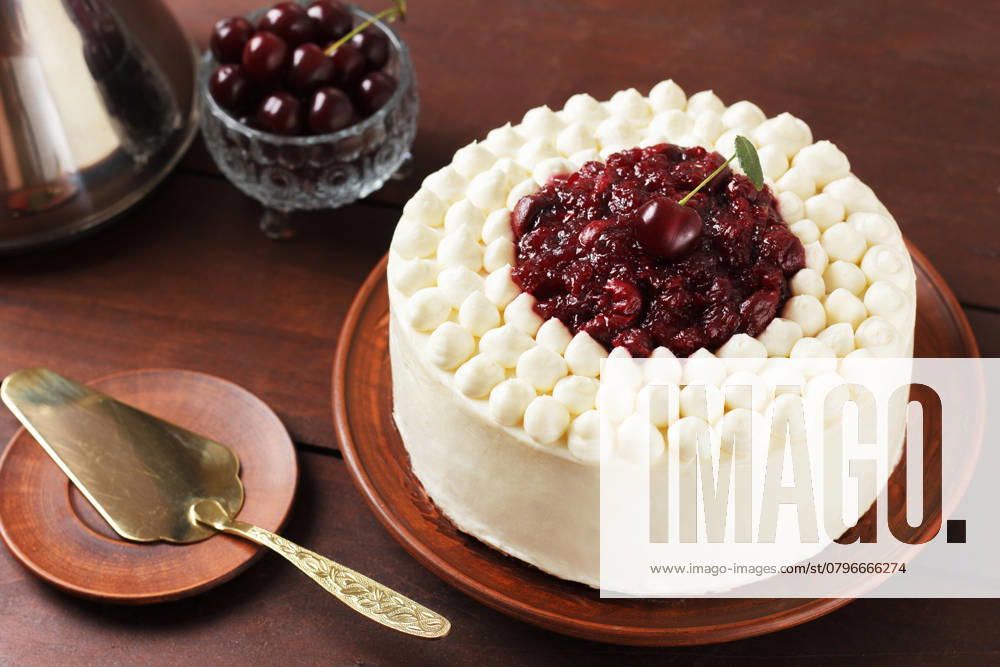 IMAGO Creative, Jahreszeit Sommer, Kirschen Biscuit cake, cherry souffle with cream cheese and cherry confiture on wooden background. Close-up , 48527390.jpg, cherry cake, cream cheese, cherry confiture, Biscuit cake, cherry souffl, background, food, fruit, chocolate, birthday, sweet, slice, cherry, delicious, cake, tasty, dessert, cream, creamy, frosting, tart, decorated, fresh, whipped cream, homemade, traditional, german, rustic, close up, piece, cocoa, red, gourmet, celebration, naked, entire, carb, valentine, style, plate, free, preparation, holiday, photos, view, whipped, pastry, calories, excess weight, wooden RECORD DATE NOT STATED