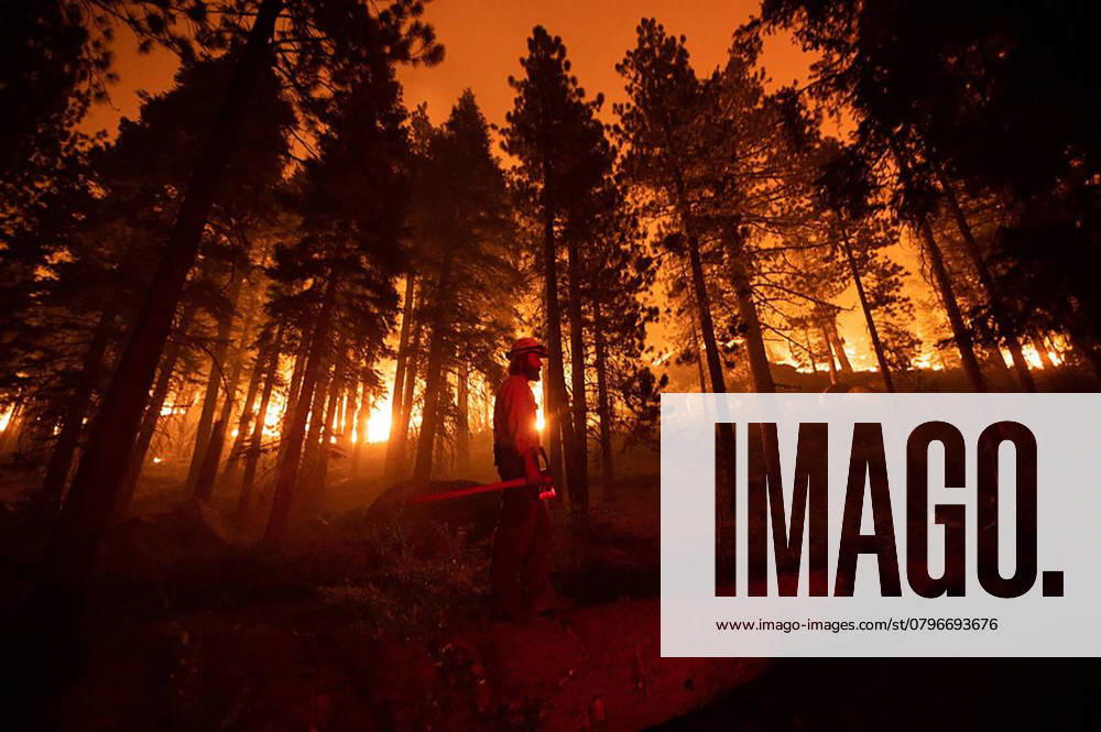 DUSTIN JOHNSTON of the U.S. Forest Service Lake Tahoe Basin unit watches the Caldor fire advance toward buildings near Meyers, California. Meyers United States - ZUMAm67_ 20250121_zaf_m67_015