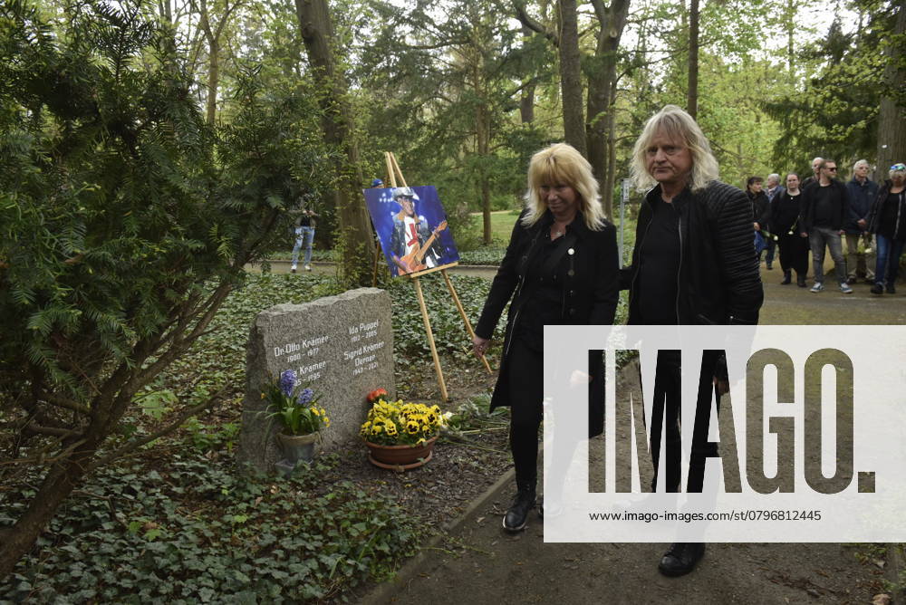 Commemoration to the musicians Fritz Puppel from the Music group City, at Crematorium Berlin Baumschulenweg, Funeral service for the Musicians, on Grave Christian Liebig, Carat and Wife, Berlin Germany, Germany
