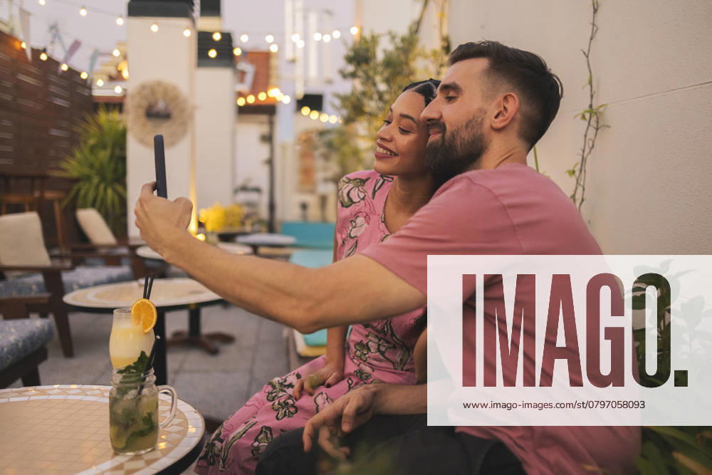 Couple taking selfie on building terrace model released, Symbolfoto property released, ALZF00860