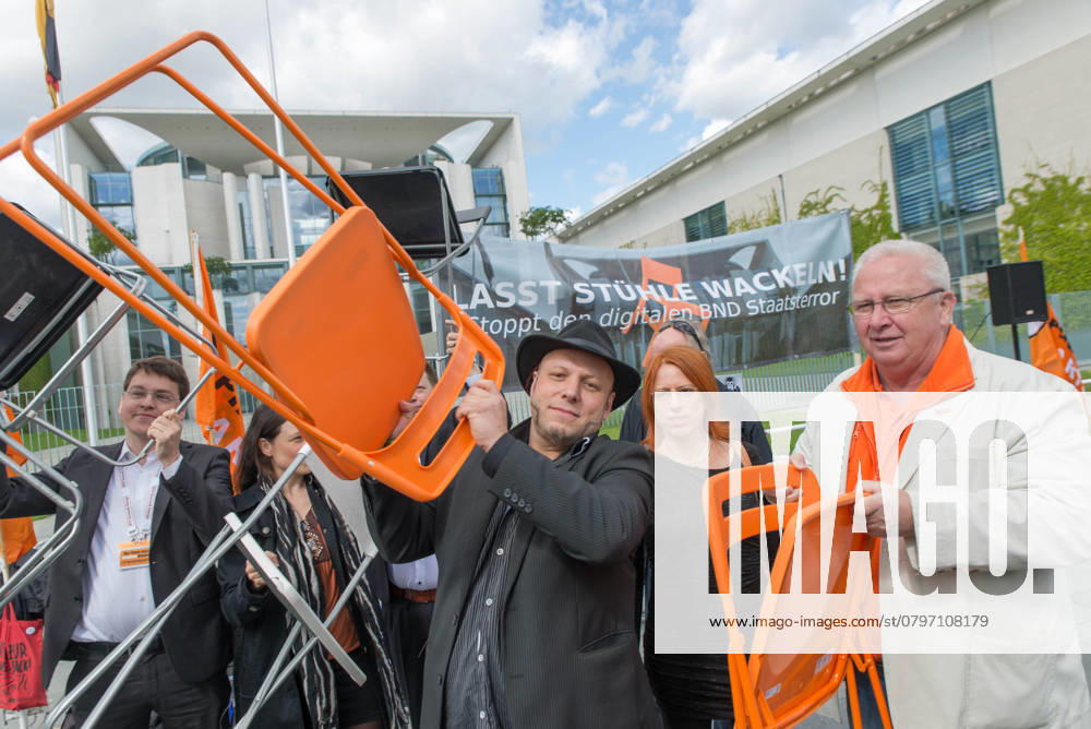 Bruno Kramm, Chairman the Pirate Party Berlin Calls to a Roundtable before the Chancellery in Berlin Let Chairs wobble on Chancellery as Protest against the Cooperation at worldwide Data espionage from BND and NSA Berlin Germany, Germany