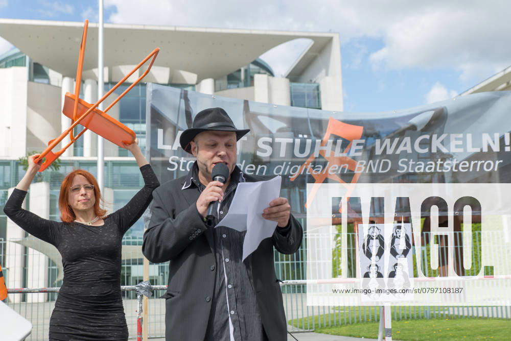 Bruno Kramm, Chairman the Pirate Party Berlin Calls to a Roundtable before the Chancellery in Berlin Let Chairs wobble on Chancellery as Protest against the Cooperation at worldwide Data espionage from BND and NSA Berlin Germany, Germany