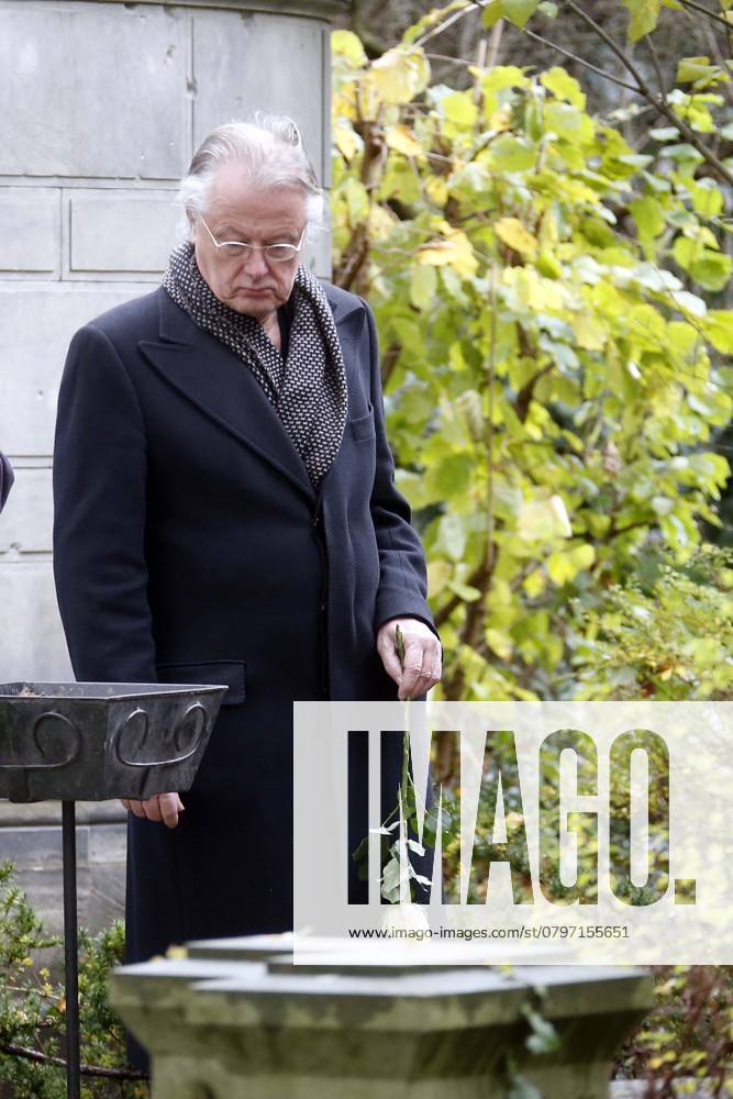 Dimiter Gotscheff, Funeral of Deceased Theatre director at the Dorothean city tables Cemetery in Berlin, Director-General Frank Castorf on Grave, Berlin Germany, Germany