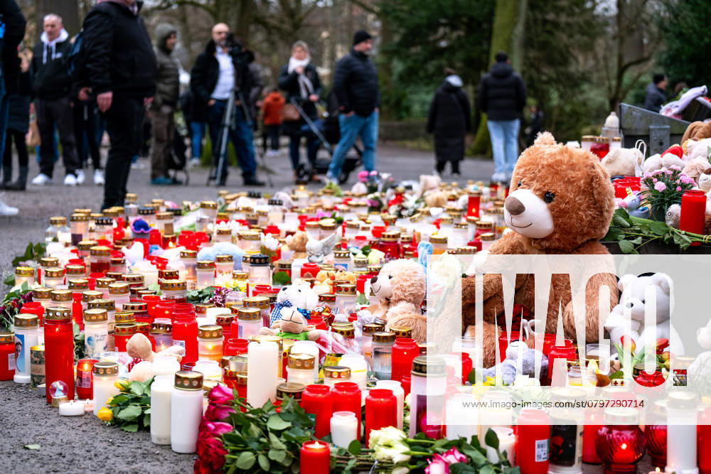 Aschaffenburg After the knife attack in Aschaffenburg Mourning candles, flowers and cuddly toys lie at the scene after two people, including a child, were killed in a knife attack in Aschaffenburg on January 22, 2025