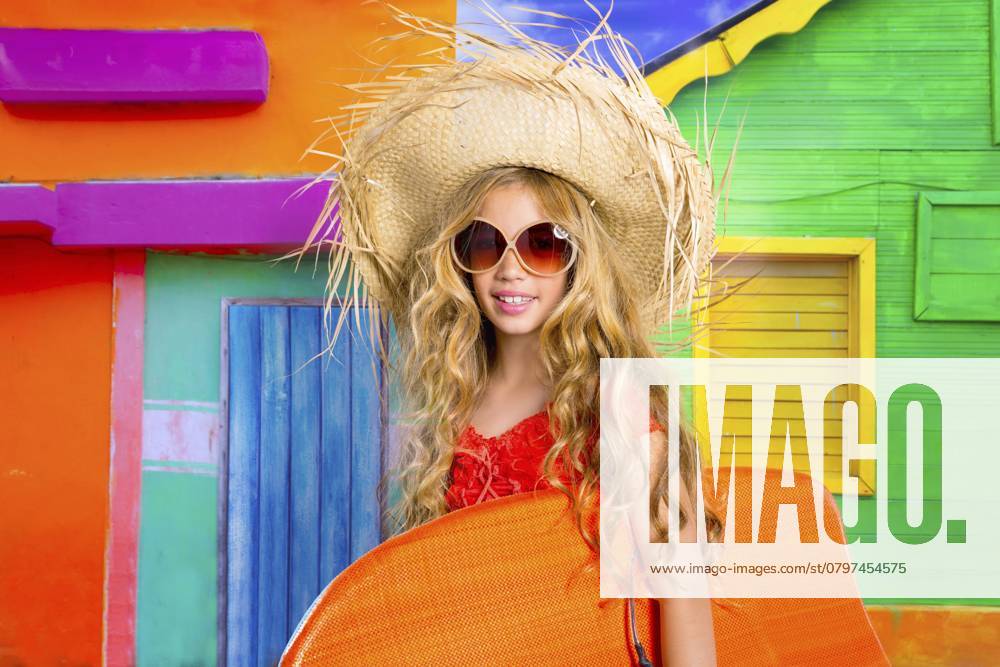 Blondes Kind Surfer Mädchen tropischen Urlaub mit Sonnenbrille und Strand Hut Blond kid surfer girl tropical vacations with sunglasses and beach hat