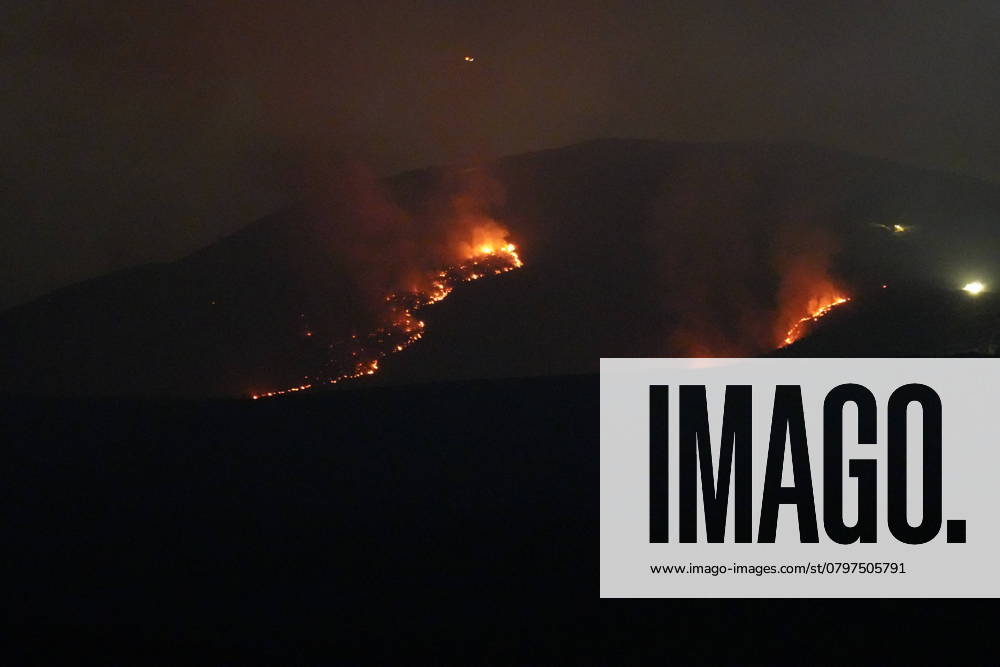 2 January 24, 2025, Chula Vista, California, United States: Wildfire burns on the mountain and can be seen from Otay Lake Road. The Border 2 Fire located near the US-Mexico border in San Diego County began on the afternoon of January 23rd and had burned over 6,000 acres by the evening of January 24th. An evacuation order was issued as dozens of firefighters supported by aircraft were dispatched to combat the blaze. Otay Lakes Rd is closed by police and the wildfire is visible near Otay Lake. Chula Vista United States - ZUMAs197 20250124_aaa_s197_223