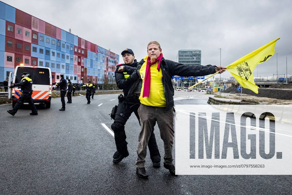 AMSTERDAM - Police are cracking down on Extinction Rebellion protesters at the ramp to the A10 highway where they have announced a prohibited blockade of the highway near the former ING headquarters at the Zuidas. They are demanding that the bank stop all financing of, and services to, the fossil industry. ANP RAMON VAN FLYMEN netherlands out - belgium out
