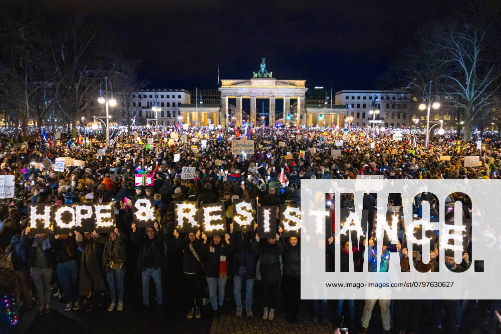 Demonstration Sea of Lights of Hope against right-wing extremism Germany, Berlin on 25 01 2025 Many thousands gathered at the Brandenburg Gate to demonstrate against right-wing extremism Hope Resistance