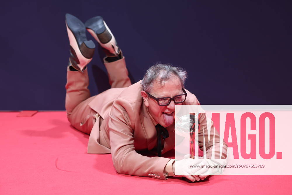 Red carpet of the winners of the Feroz Awards 2025 The actor Óscar de la Fuente poses with the award for Best Supporting Actor in a Motion Picture for La Casa , on the red carpet of the winners of the Feroz Awards 2025, at the Pazo da Cultura, on January 25, 2025, in Pontevedra, Galicia Spain The Feroz Awards are presented annually by the Asociación de Informadores Cinematográficos de Espana since 2014, with the aim of highlighting the best of the years audiovisual production, both in film and television The event features the delivery of 21 statuettes, including awards for cinema, series and special recognitions such as the Feroz of Honor, which this year is awarded to director Jaime Chávarri 25 JANUARY 2025 PHOTOCALL CINEMA FEROZ AWARDS