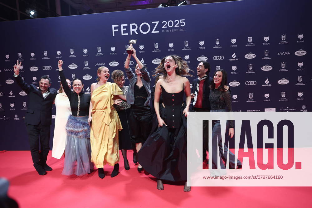 Red carpet of the winners of the Feroz Awards 2025 The team of Salve María poses with the award for Best Dramatic Film, on the red carpet of the winners of the Feroz Awards 2025, at the Pazo da Cultura, on January 25, 2025, in Pontevedra, Galicia Spain The Feroz Awards are presented annually by the Asociación de Informadores Cinematográficos de Espana since 2014, with the aim of highlighting the best of the audiovisual production of the year, The event features the delivery of 21 statuettes, including awards for cinema, series and special recognitions such as the Feroz of Honor, which this year is awarded to director Jaime Chávarri 25 JANUARY 2025 PHOTOCALL CINE AWARDS FEROZ FEROZ FILM AWARDS ACTORS ACTORS DIRECTORS DIRECTORS FILMMAKERS AW