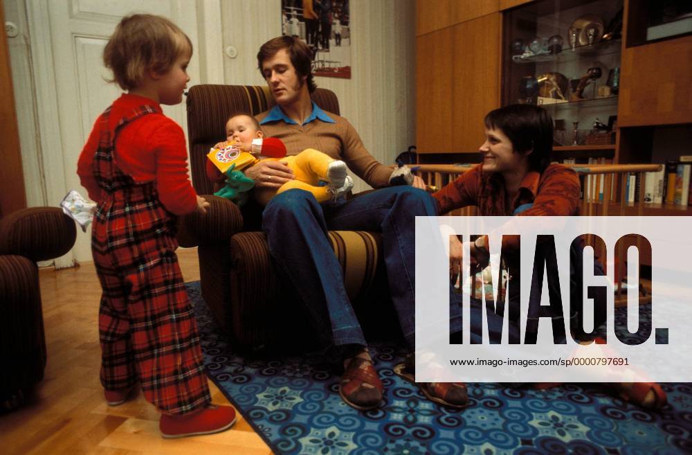 Ulrich Wehling (DDR) mit seiner Frau Eva-Maria (re.) und den Töchtern Nadja (li.) und Jana im heimischen Wohnzimmer Nordische Kombination Herren Ski Nordisch 1980, Nordischer Skisport, Shooting, Fotoshooting, Fototermin, Homestory Gruppe Leipzig