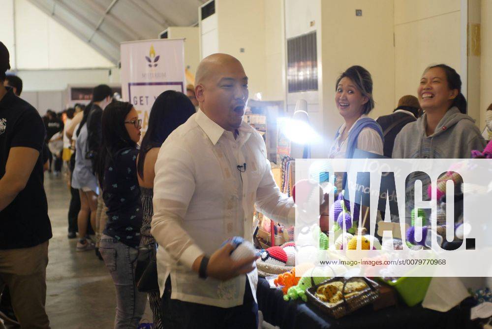 Philippines: HistoryCon 2017 Simon Yin of History Hustle juggle a home made pokemon balls. GeorgexBuid