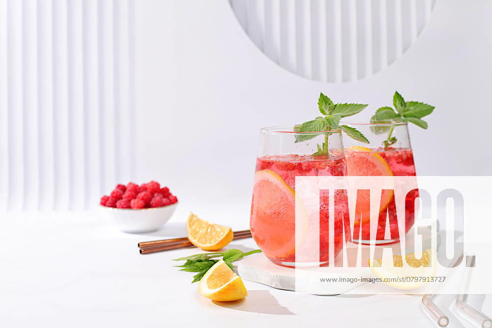 Erfrischender Sommercocktail mit hausgemachter Limonade, Mojito mit Himbeeren, Johannisbeeren, Minze und Zitrone, Konzept zur Gewichtsabnahme, Detox-Wasser mit Fruchtgeschmack auf hellem Hintergrund. gesunde und natürliche Ernährung, selektiver Fokus Erfrischender Sommercocktail mit hausgemachter Limonade, Mojito mit Himbeeren, Johannisbeeren, Minze und Zitrone, Konzept zur Gewichtsabnahme, Detox-Wasser mit Fruchtgeschmack auf hellem Hintergrund. gesunde und natürliche Ernährung, selektiver Fokus