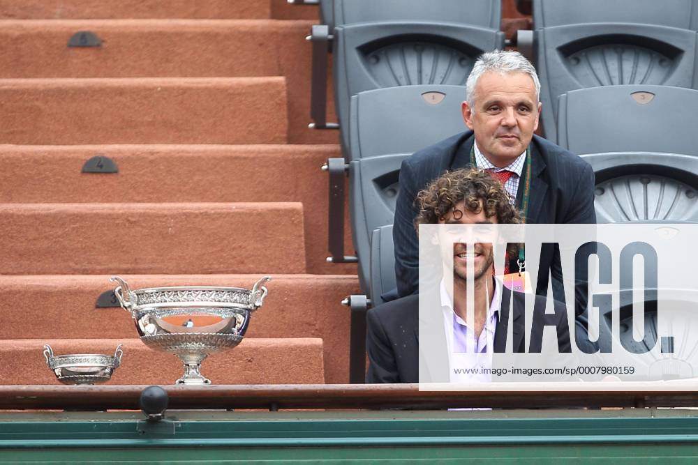 Gustavo Kuerten (BRA) neben den Trophäen als Zuschauer auf der Tribüne - French Open, Roland Garros - Finale Herren - 05.06.2011 - GwendolineLeGoff