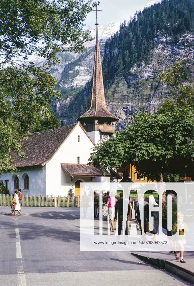 Menschen, die auf das Gebäude der reformierten Kirche im Dorf Kanderstag zugehen, Region Berner Oberland, Schweiz, Europa 1963 Evangelisch reformierte Kirche Kandersteg, Europa People walking towards the building of the Reformed Church in the village of Kanderstag, Bernese Oberland region, Switzerland, Europe 1963 Evangelical Reformed Church Kandersteg, Europe