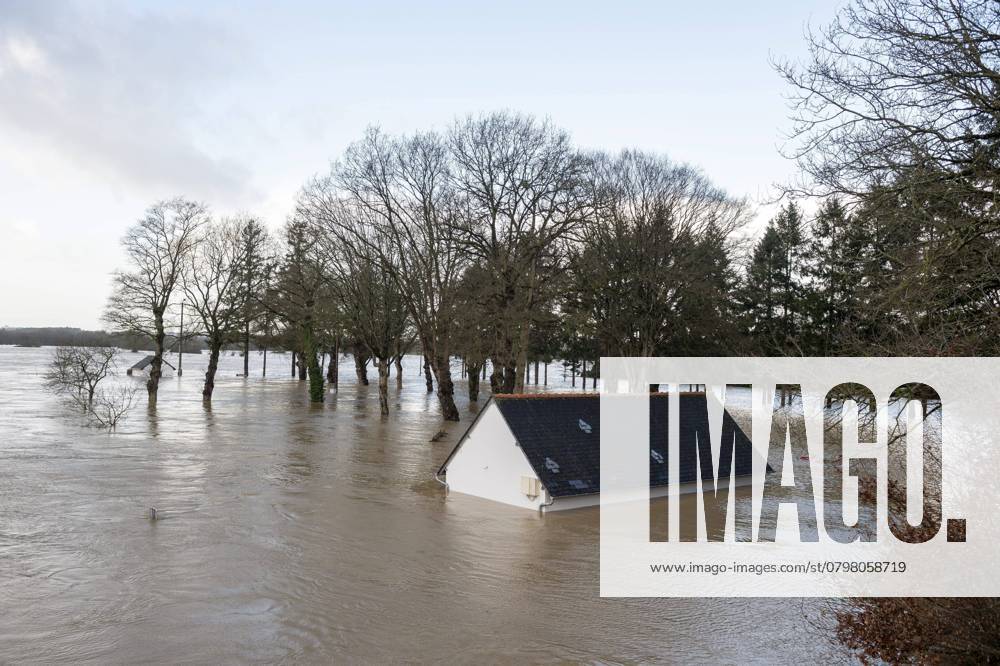 TEMPETE HERMINIA PHOTOPQR OUEST FRANCE Mathieu Pattier GUIPRY MESSAC 27 01 2025 Innondations dans la commune de Guipry Messac Ille et Vilaine, inondue de la Vilaine Des habitants ont été contraint de leur domicile, les pompiers ont procédé a des évacuation à laide de barques Western France put on high alert as storm Herminia brings severe flooding Jan 27 2025 GUIPRY MESSAC France