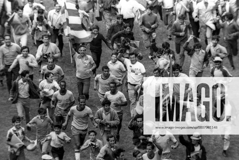 WM 1970: Weltmeister Brasilien feiert, vorn Carlos Alberto mit dem Coupe Jules Rimet Jubel, Freude Schlussjubel Fan, Fußballfan, Publikum Sieg Weltmeister Pokal Trophäe Totale Objekte