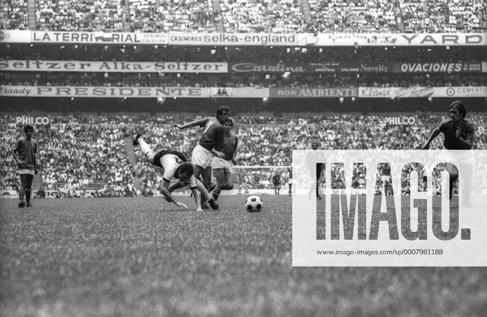 WM Halbfinale 1970 in Mexiko City - Italien - BR Deutschland (BRD) 4:3 n.V. - Franz Beckenbauer (BRD, 2.v.li.) kommt zu Fall, re. Roberto Rosato (Italien) Aktion