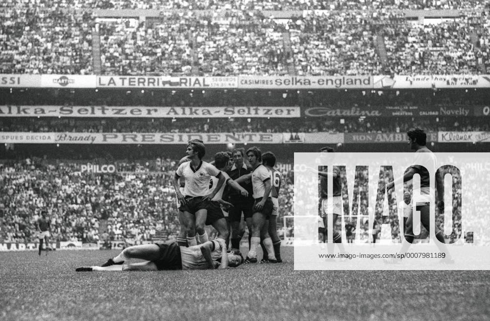 WM Halbfinale 1970 in Mexiko City - Italien - BR Deutschland (BRD) 4:3 n.V. - Wolfgang Overath (li.) und Gerd Müller (BRD) belagern Schiedsrichter Arturo Yamasaki (Peru) ob eines Foulspiels an Franz Beckenbauer (vorn, alle BRD) Aktion