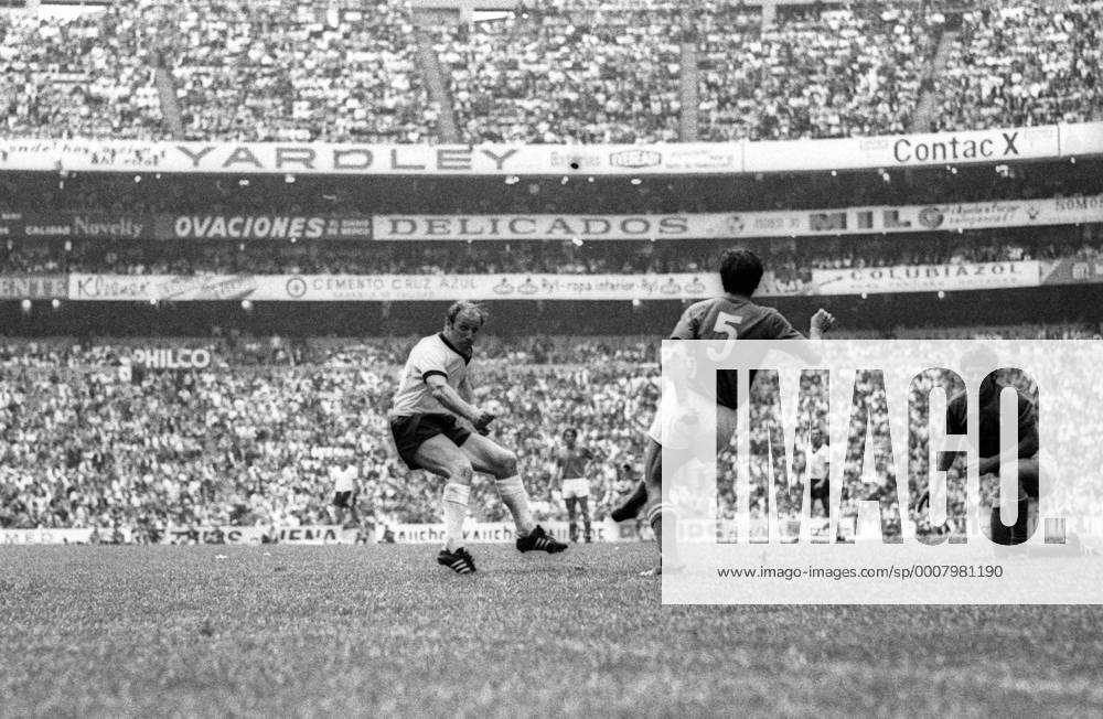 WM Halbfinale 1970 in Mexiko City - Italien - BR Deutschland (BRD) 4:3 n.V. - Uwe Seeler (BRD, li.) zieht ab Aktion