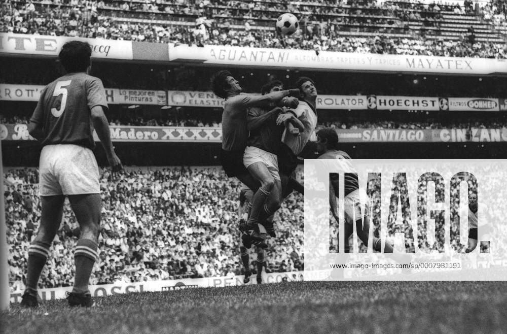 WM Halbfinale 1970 in Mexiko City - Italien - BR Deutschland (BRD) 4:3 n.V. - Gerd Müller (BRD, 3.v.re.) im Duell mit Torwart Enrico Albertosi (Italien, 2.v.li.), beobachtet von Uwe Seeler (BRD, re.) Aktion o00 Kampf Einsatz Geschichte Fußballgeschichte
