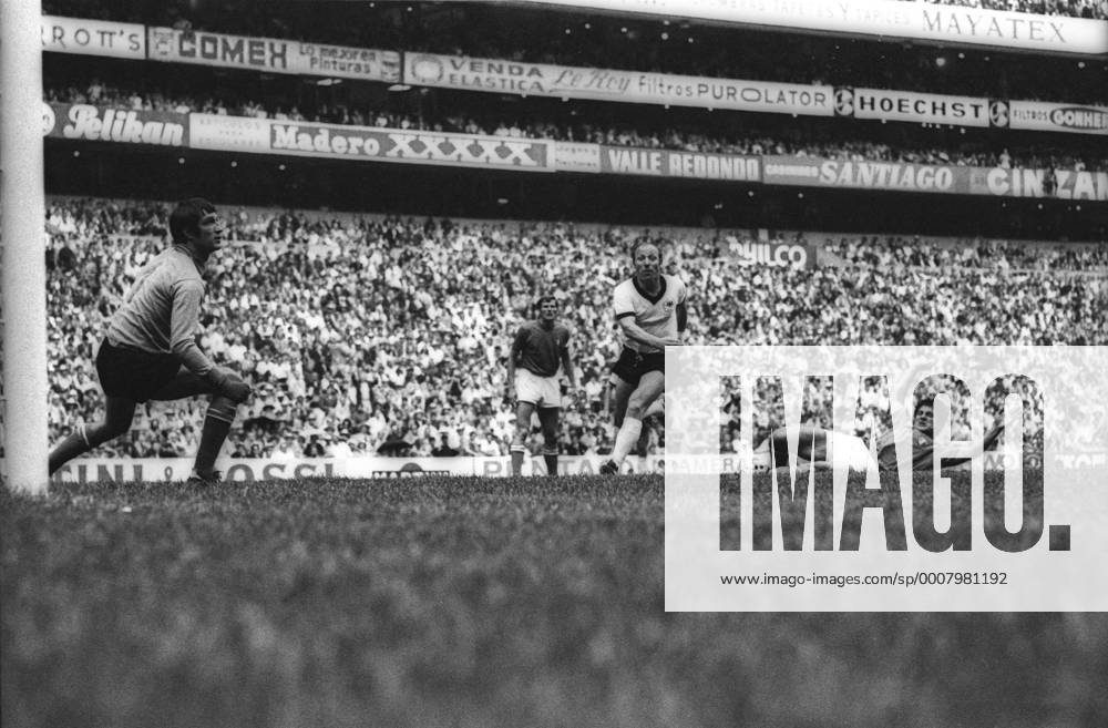 WM Halbfinale 1970 in Mexiko City - Italien - BR Deutschland (BRD) 4:3 n.V. - Uwe Seeler (BRD, 2.v.re.) gegen Torwart Enrico Albertosi (li.), Tarcisio Burgnich (re.) und Giacinto Facchetti (alle Italien) Aktion
