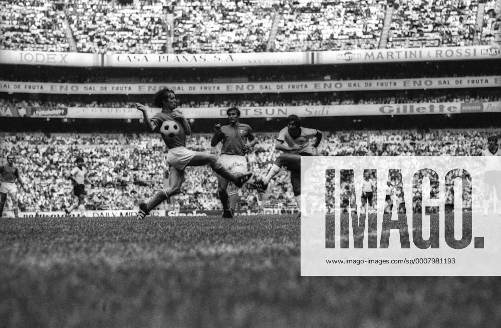 WM Halbfinale 1970 in Mexiko City - Italien - BR Deutschland (BRD) 4:3 n.V. - Gerd Müller (BRD, re.) gegen Tarcisio Burgnich (Mitte) und Roberto Rosato (beide Italien) Aktion