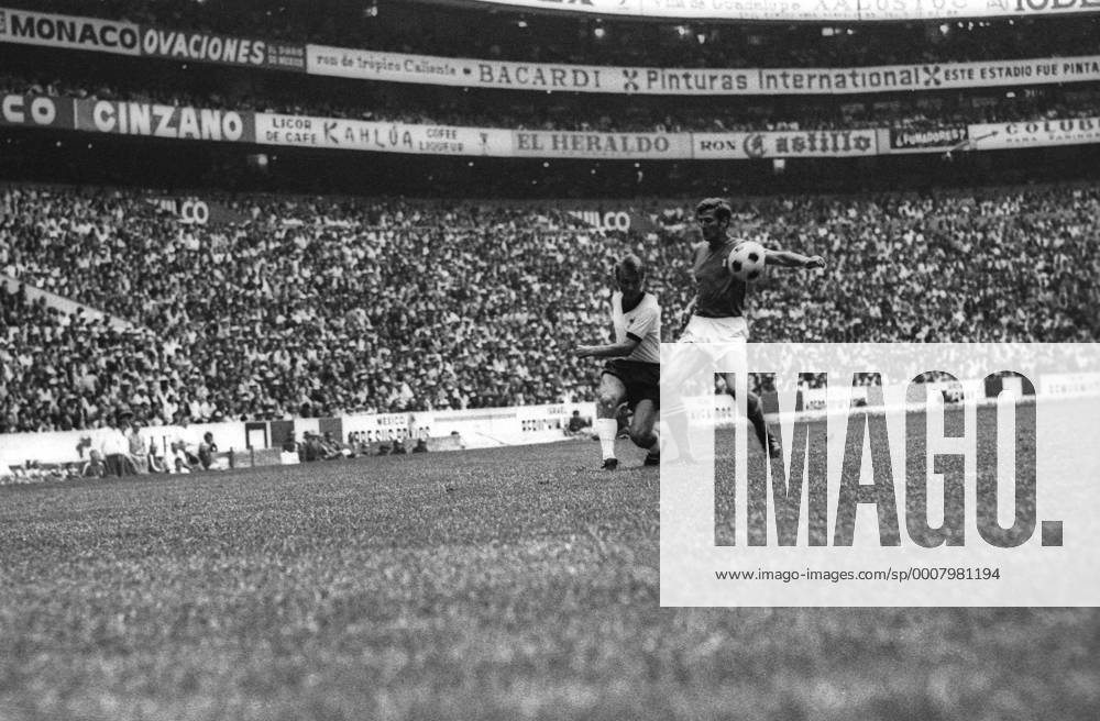 WM Halbfinale 1970 in Mexiko City - Italien - BR Deutschland (BRD) 4:3 n.V. - Reinhard Stan Libuda (BRD, li.) gegen Giacinto Facchetti (Italien) Aktion