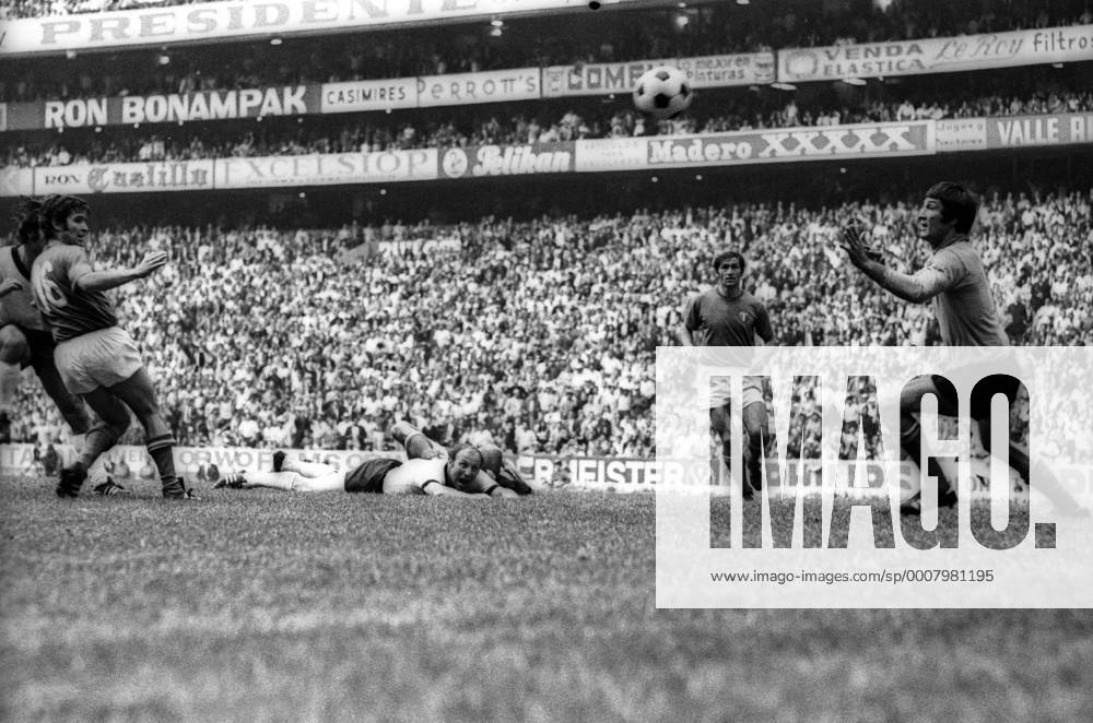 WM Halbfinale 1970 in Mexiko City - Italien - BR Deutschland (BRD) 4:3 n.V. - Uwe Seeler (BRD, Mitte) beobachtet die Torchance von Gerd Müller (li., beide BRD) gegen Giancarlo de Sisti (2.v.li.), Tarcisio Burgnich (2.v.re.) und Torwart Enrico Albertosi (alle Italien) Aktion