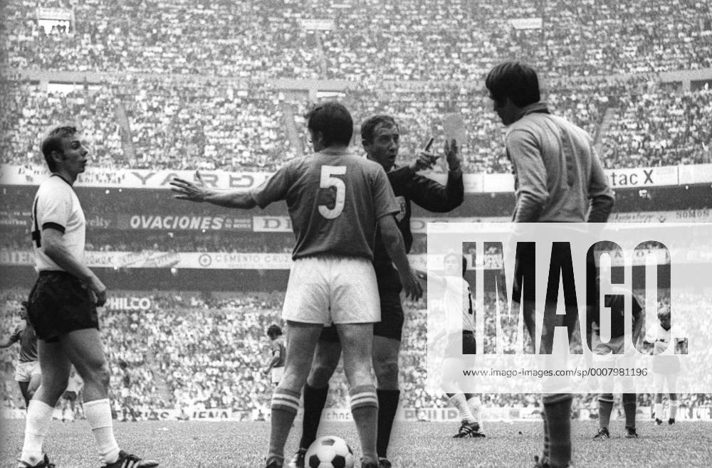 WM Halbfinale 1970 in Mexiko City - Italien - BR Deutschland (BRD) 4:3 n.V. - Schiedsrichter Arturo Yamasaki (Peru, 2.v.re.) ermahnt Torwart Enrico Albertosi (Italien, re.), daneben diskutiert Reinhard Stan Libuda (BRD, li.) mit Tarcisio Burgnich (Italien), dahinter Gerd Müller (BRD, 4.v.li.) und Siegfried Held (BRD, re.) Aktion