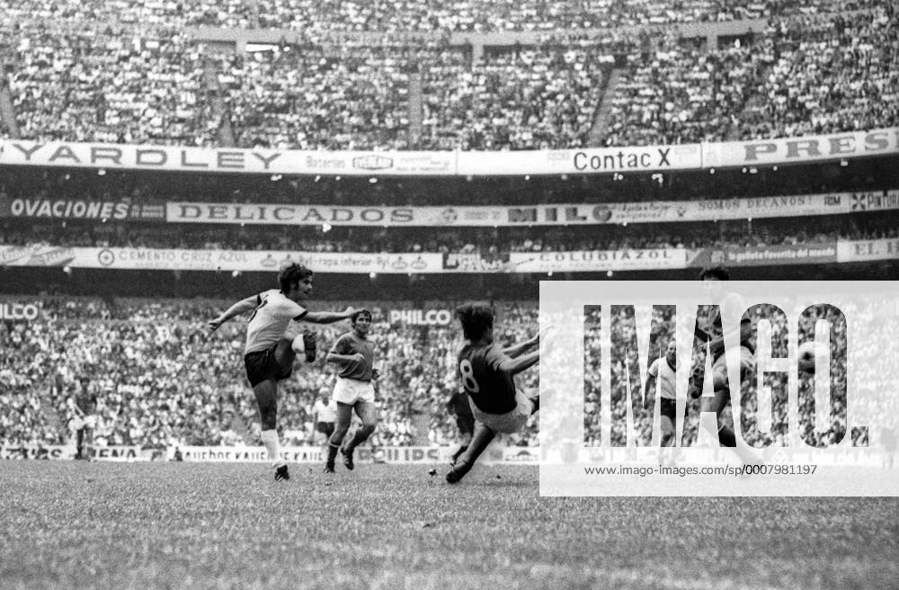 WM Halbfinale 1970 in Mexiko City - Italien - BR Deutschland (BRD) 4:3 n.V. - Gerd Müller (BRD, li.) zieht ab Aktion o00 Aufmacher Geschichte Fußballgeschichte