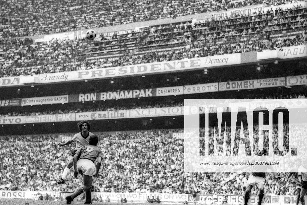 WM Halbfinale 1970 in Mexiko City - Italien - BR Deutschland (BRD) 4:3 n.V. - Gerd Müller (BRD, hi.) mit einem Kopfball Aktion