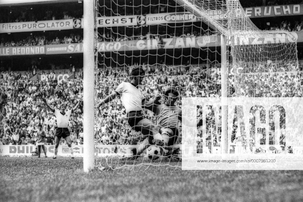 WM Halbfinale 1970 in Mexiko City - Italien - BR Deutschland (BRD) 4:3 n.V. - Gerd Müller (BRD, Mitte) mit vollem Einsatz gegen Torwart Enrico Albertosi (Italien, re.), dahinter jubelt Jürgen Grabowski (BRD) schon einmal vorsorglich Aktion