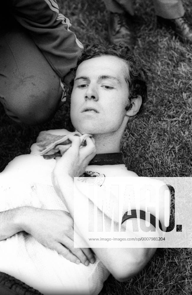 WM Halbfinale 1970 in Mexiko City - Italien - BR Deutschland (BRD) 4:3 n.V. - Franz Beckenbauer (BRD) hat sich verletzt Aktion Einzelbild o00 Schulter Schulterverletzung Aufmacher Geschichte Fußballgeschichte