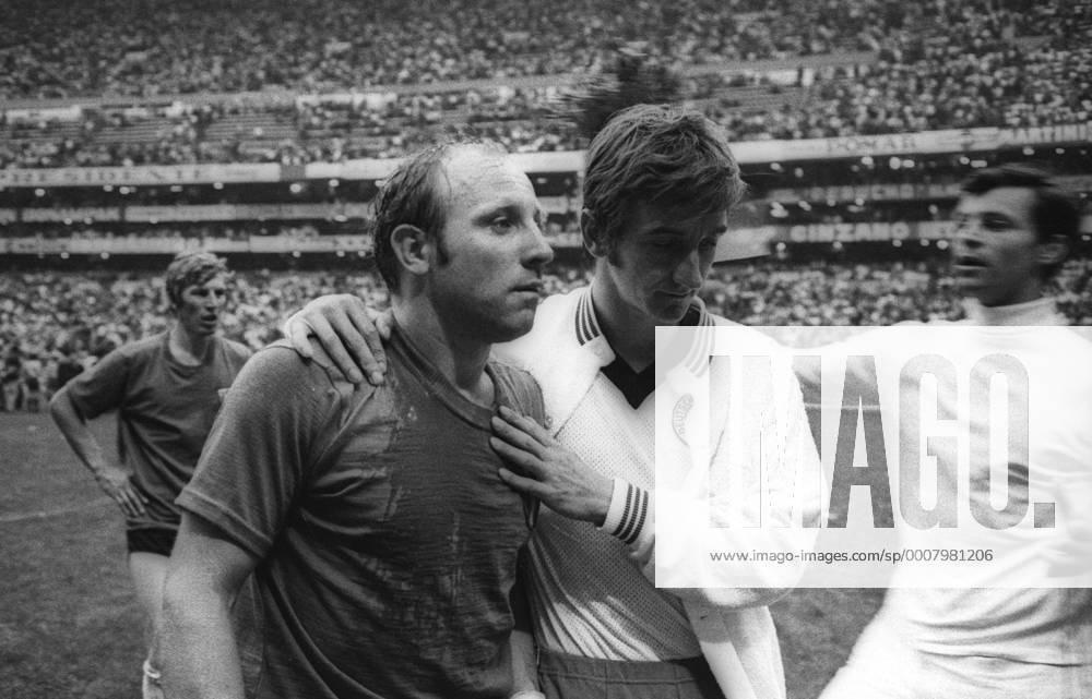 WM Halbfinale 1970 in Mexiko City - Italien - BR Deutschland (BRD) 4:3 n.V. - Enttäuschung pur beim Nationalteam der BRD, Hannes Löhr (2.v.re.) tröstet Uwe Seeler (2.v.li.), dahinter Jürgen Grabowski