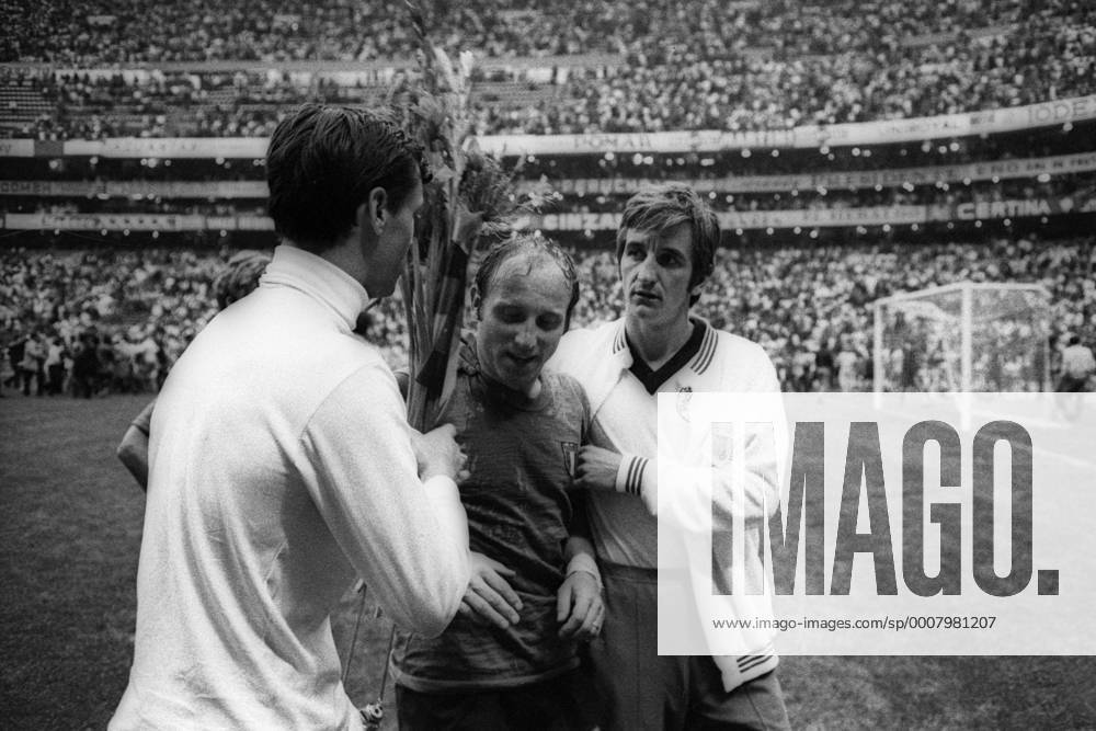 WM Halbfinale 1970 in Mexiko City - Italien - BR Deutschland (BRD) 4:3 n.V. - Enttäuschung pur beim Nationalteam der BRD, Hannes Löhr (re.) tröstet Uwe Seeler (Mitte), den allerdings ein paar Blumen schon eher zum Lächeln bringen