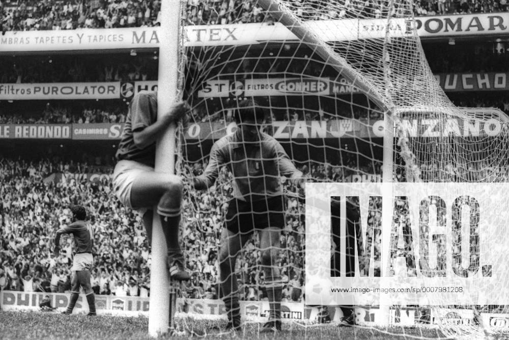WM Halbfinale 1970 in Mexiko City - Italien - BR Deutschland (BRD) 4:3 n.V. - Torwart Enrico Albertosi (Italien, Mitte) enttäuscht über ein Gegentor, li. läuft ein Teamkollege gegen den Torpfosten und auch Schiedsrichter Arturo Yamasaki (Peru) hilft nicht, denn er gibt das Tor Aktion o00 Geschichte Fußballgeschichte
