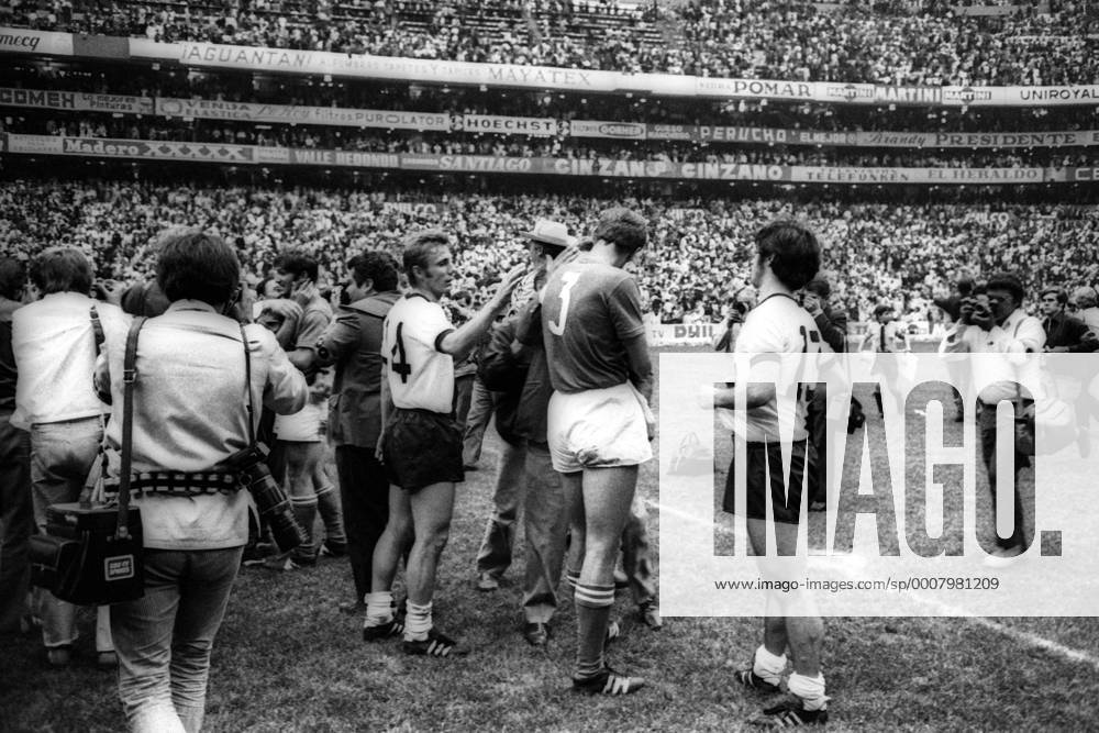 WM Halbfinale 1970 in Mexiko City - Italien - BR Deutschland (BRD) 4:3 n.V. - Reinhard Stan Libuda (BRD, Mitte) gratuliert den Italienern zum Weiterkommen