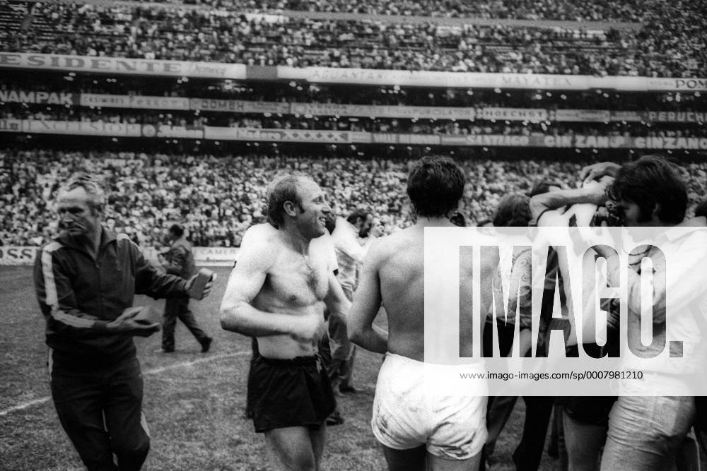 WM Halbfinale 1970 in Mexiko City - Italien - BR Deutschland (BRD) 4:3 n.V. - Uwe Seeler (BRD, 2.v.li.) gut gelaunt trotz des Ausscheidens