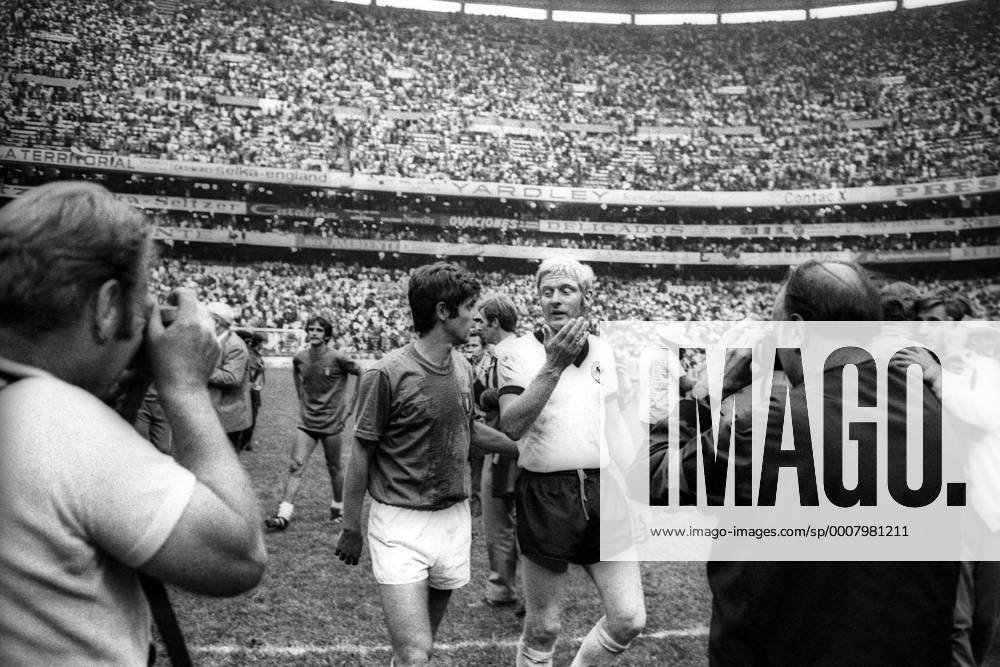 WM Halbfinale 1970 in Mexiko City - Italien - BR Deutschland (BRD) 4:3 n.V. - Karl Heinz Schnellinger (BRD, re.) im Gespräch mit Gianni Rivera (Italien)