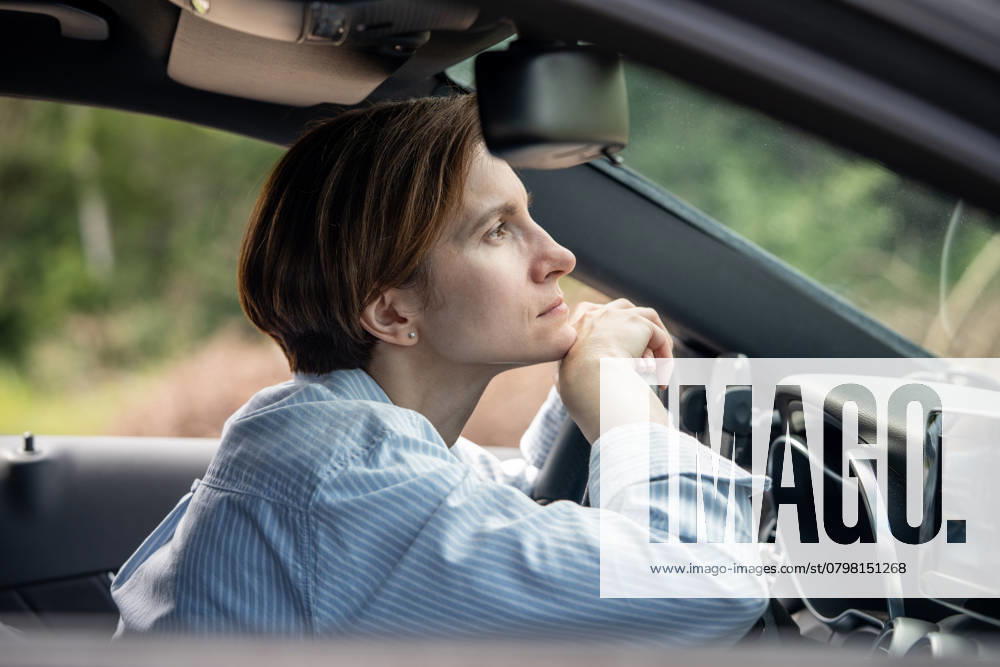Frustrierte Frau mittleren Alters fährt Auto und hat Probleme auf der Straße und wartet im Stau. Middle aged frustrated woman driving car having problems on road waiting in traffic jam with head on steering wheel. Nervous tired female driver feels fatigue, sadness stands on road on rush hour. ,model released, Symbolfoto