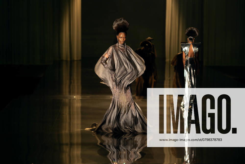 Stephane Rolland: Runway - Paris Fashion Week - Haute Couture Spring-Summer 2025 PARIS, FRANCE - JANUARY 28: Models walk the runway during the Stéphane Rolland Haute Couture Spring-Summer 2025 show as part of Paris Fashion Week on January 28, 2025 in Paris, France., Credit:Lounis Tiar Avalon France, Paris, Salle Playel